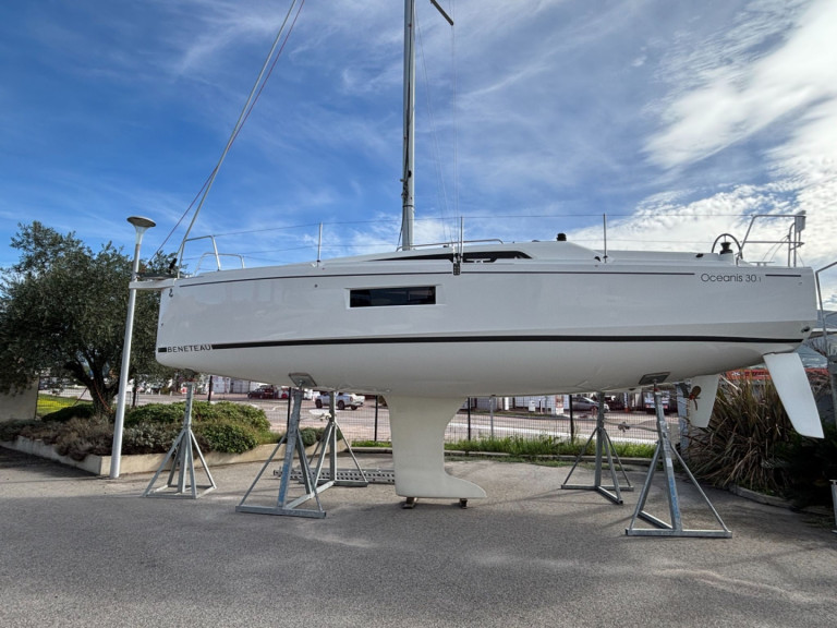 Bénéteau Oceanis 30.1 in Ajaccio on SamBoat