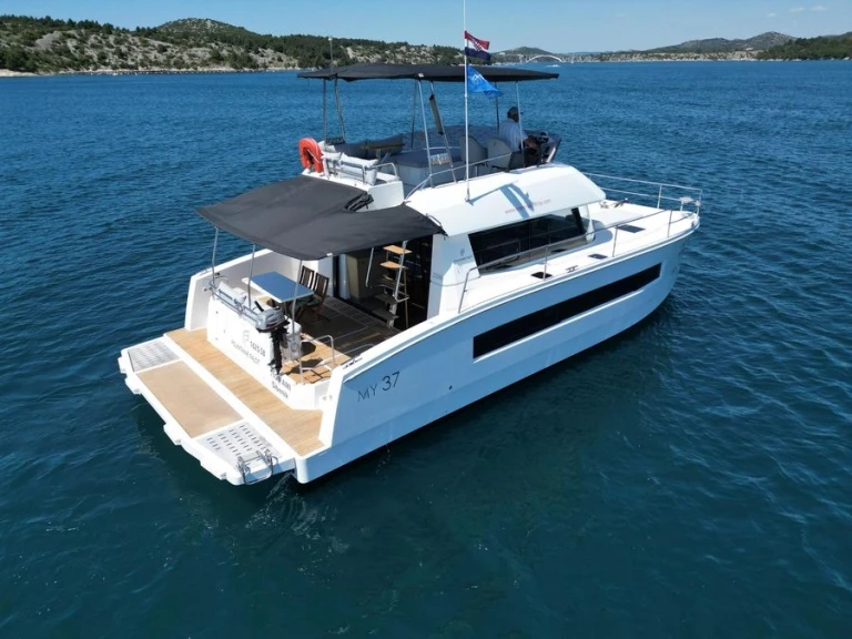 Fountaine Pajot Fountaine Pajot MY 37 in Saint-Raphaël on SamBoat