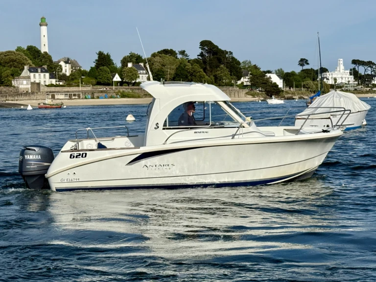 Bareboat Rental Motorboat Bénéteau with a boat licence