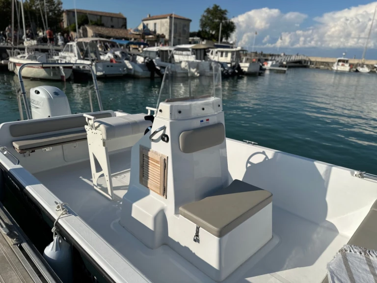 Motorboat for rent Port de La Flotte at the best price