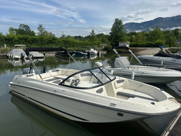 Bareboat Rental Motorboat Bayliner with a boat licence