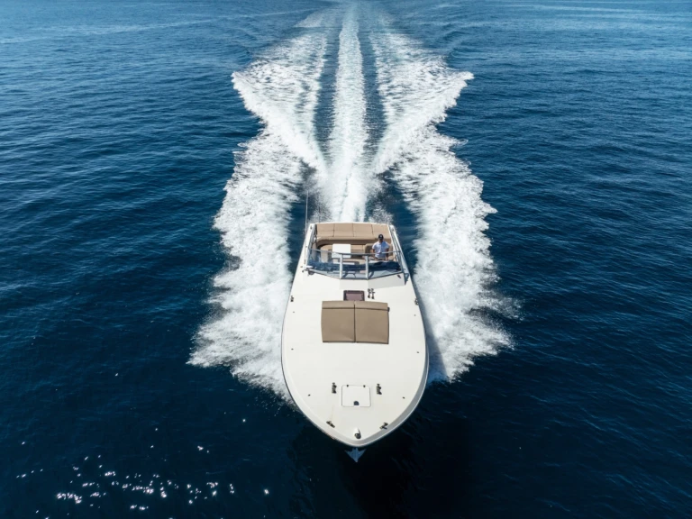 Bareboat Rental Motorboat Itama with a boat licence