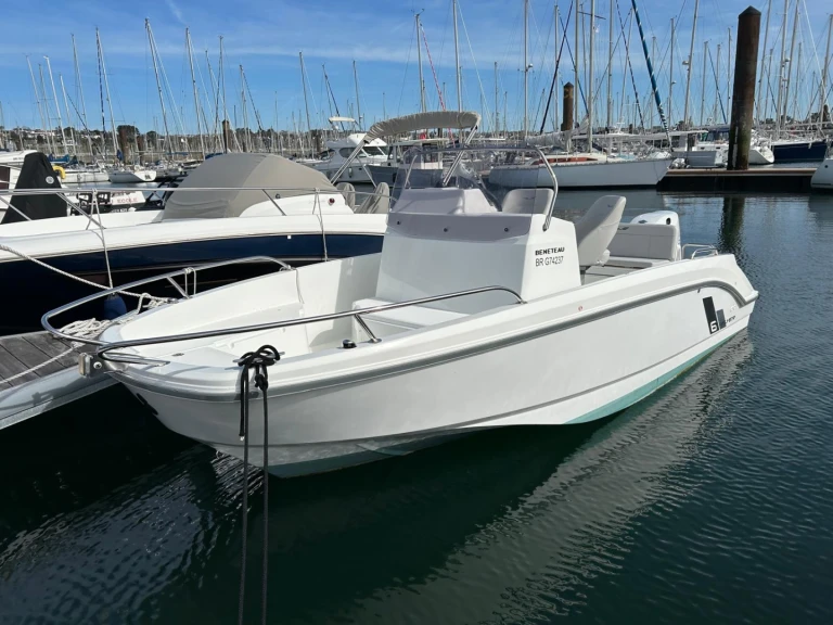 Motorboat rental with or without captain Bénéteau Brest