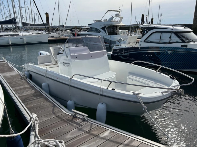 Bareboat Rental Motorboat Bénéteau with a boat licence