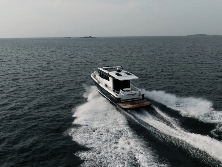 Motorboat for rent La Trinité-sur-Mer at the best price