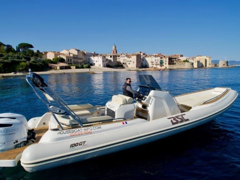 Bareboat Rental Motorboat Quicksilver with a boat licence