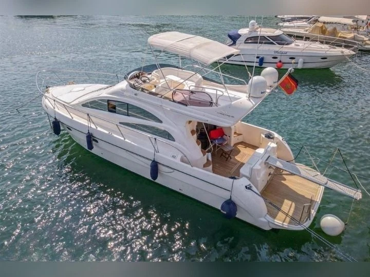 Bareboat Rental Motorboat Azimut with a boat licence