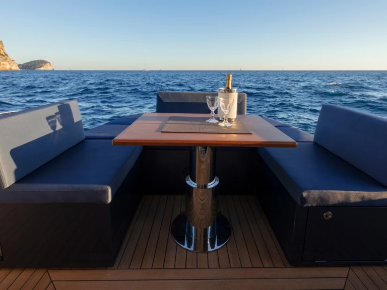 Boat rental Solaris Solaris 47 in Beaulieu-sur-Mer on Samboat