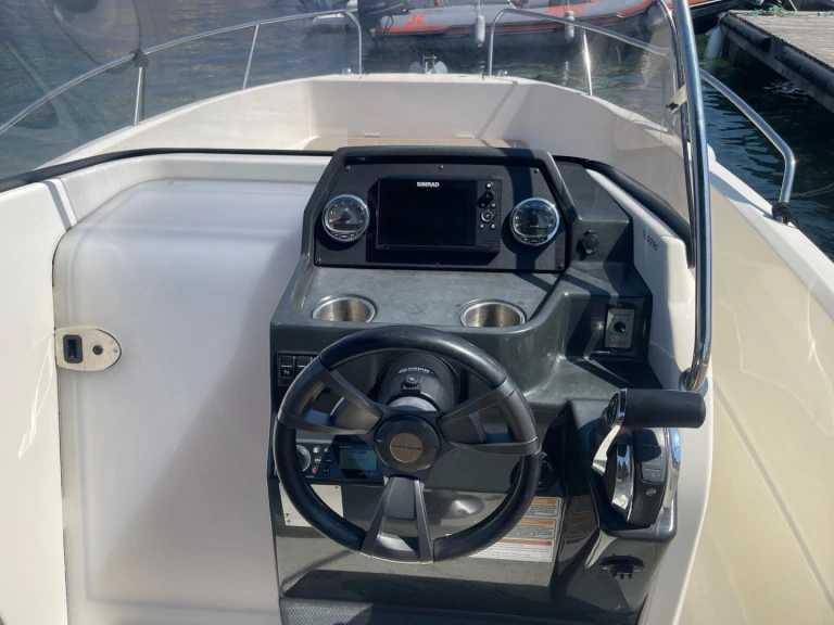 Motorboat rental with or without captain Quicksilver La Madrague