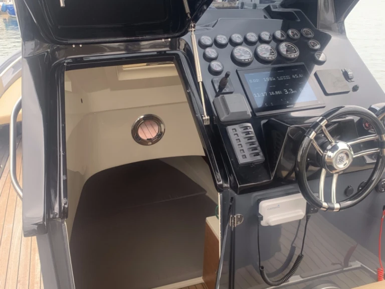 Yacht charter Port Grimaud cheap Envy 1100