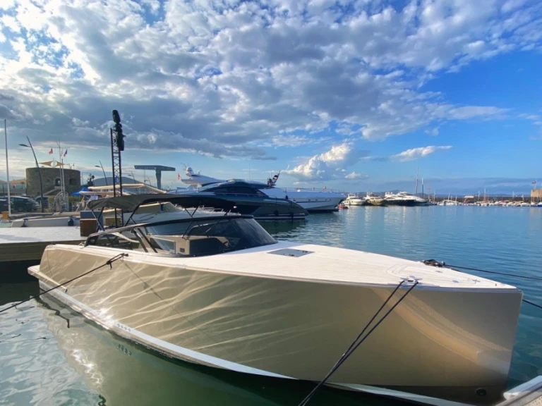 Motorboat for rent Saint-Tropez at the best price