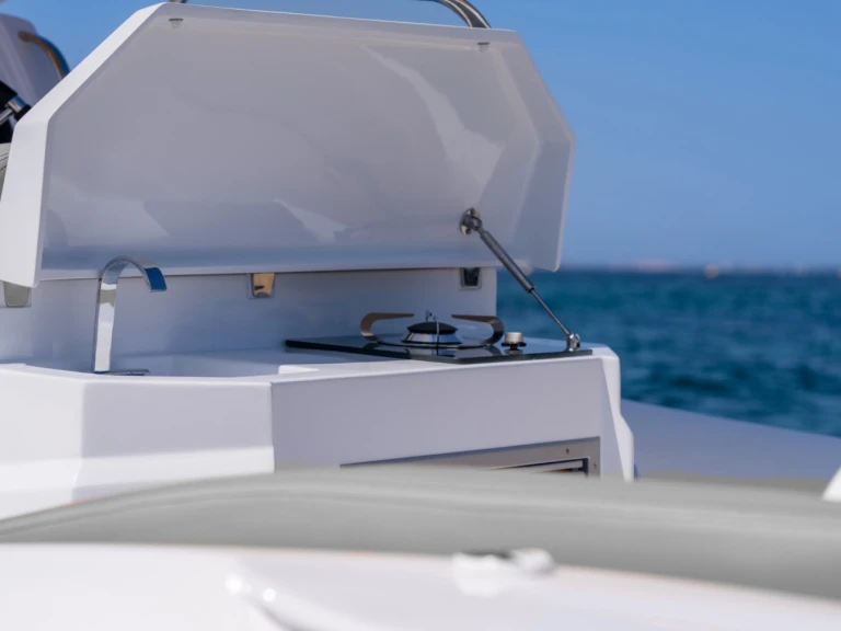 Yacht charter Bandol cheap LIBECCIU 1000