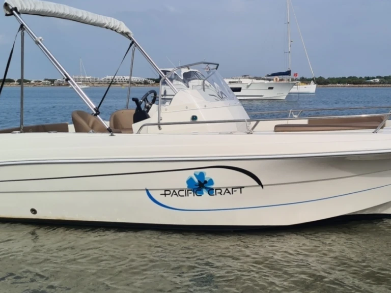 Bareboat Rental Motorboat Pacific Craft with a boat licence
