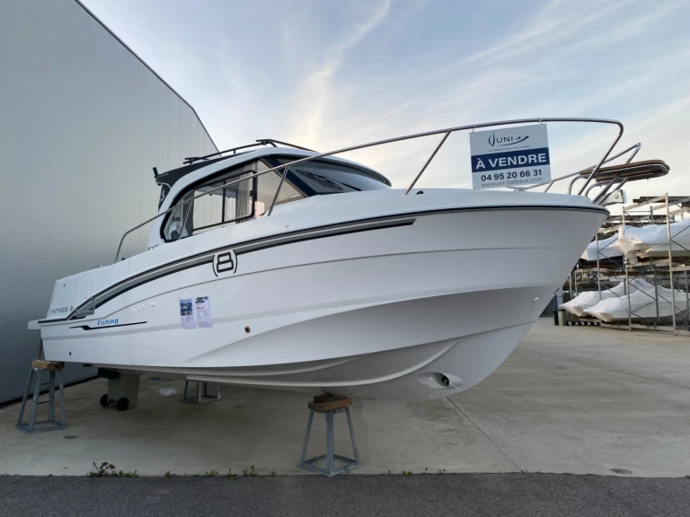 Bareboat Rental Motorboat Bénéteau with a boat licence