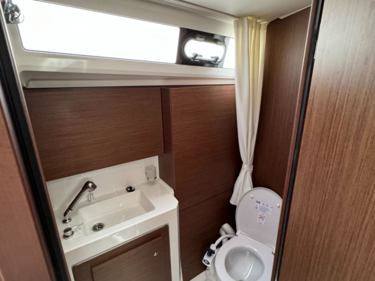 Bénéteau OCEANIS 37.1 OCEANIS 37.1 charter bareboat or captained in  Ajaccio