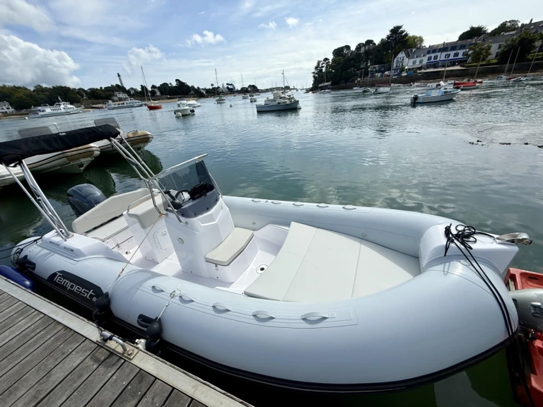 Boat rental Capelli Tempest 630 in Combrit on Samboat
