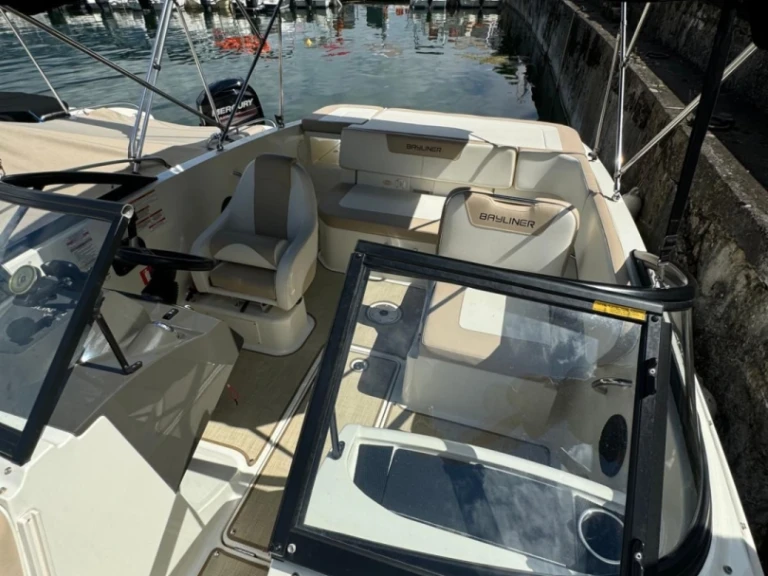Rent a Bayliner BAYLINER VR5 Le Bourget-du-Lac