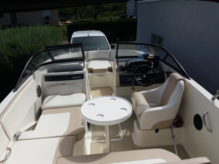 Boat rental Bayliner BAYLINER VR5 in Le Bourget-du-Lac on Samboat