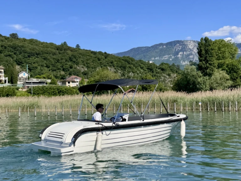 Motorboat for rent Aix-les-Bains at the best price