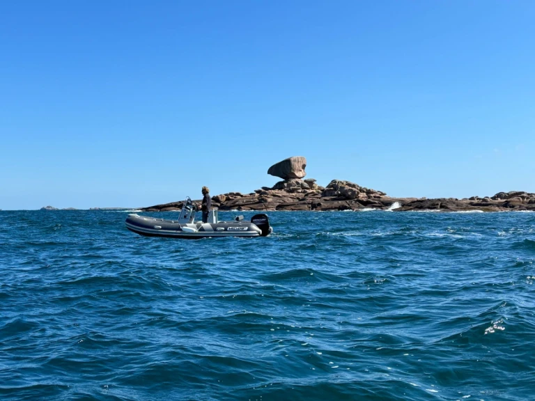 Rent a Valiant 500 sport Trégastel