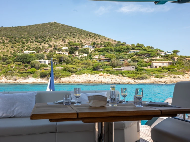 Boat rental Sunseeker PREDATOR 65 in Saint-Tropez on Samboat