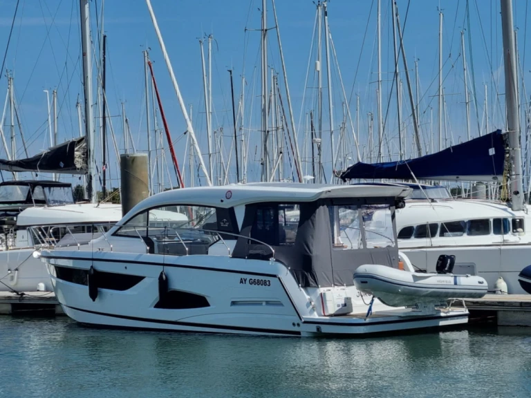 Motorboat for rent La Trinité-sur-Mer at the best price