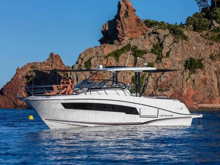 Yacht charter La Trinité-sur-Mer cheap Cap Camarat 10.5 WA série 2