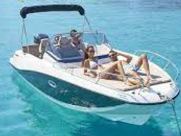 Boat rental Quicksilver Activ 675 Open Sport in Port Grimaud on Samboat