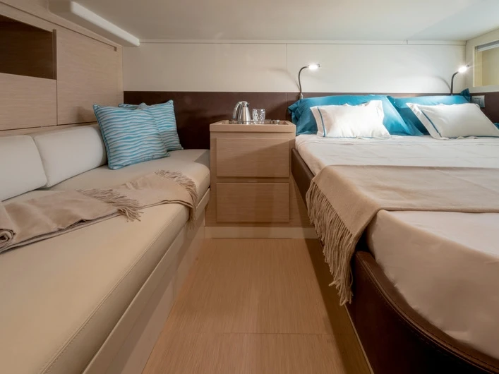 Boat rental Solaris Solaris 44 in Golfe-Juan on Samboat