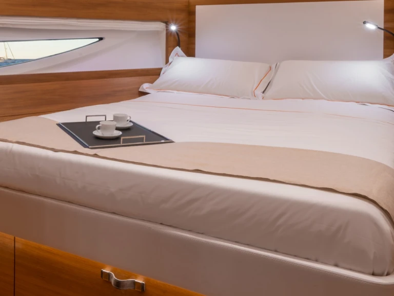 Solaris Solaris 47 in Beaulieu-sur-Mer on SamBoat