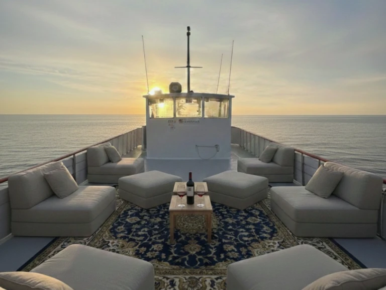 Bareboat Rental Motorboat Artesanal with a boat licence