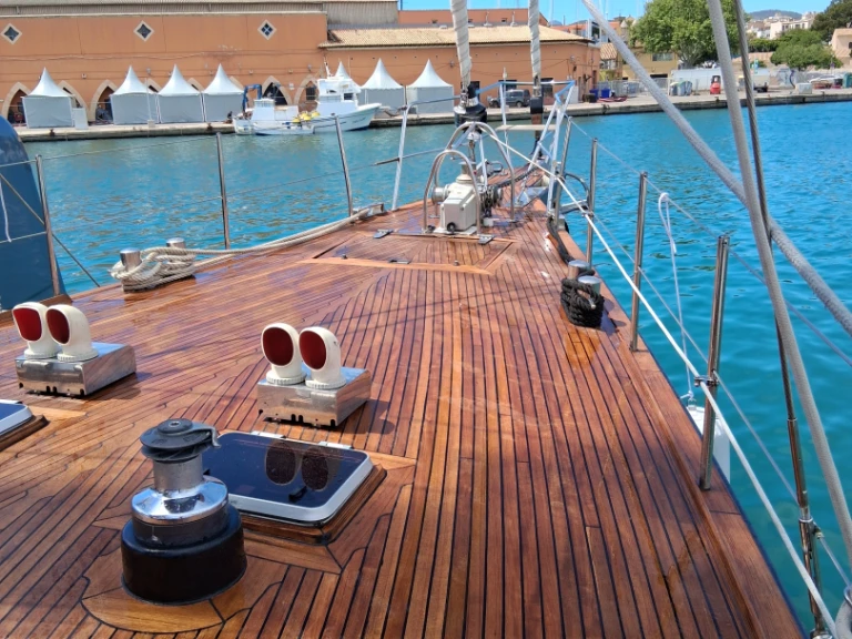 Yacht charter World cheap 22D