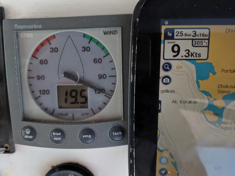 Boat rental Bénéteau Oceanis 411 Clipper in Alimos on Samboat