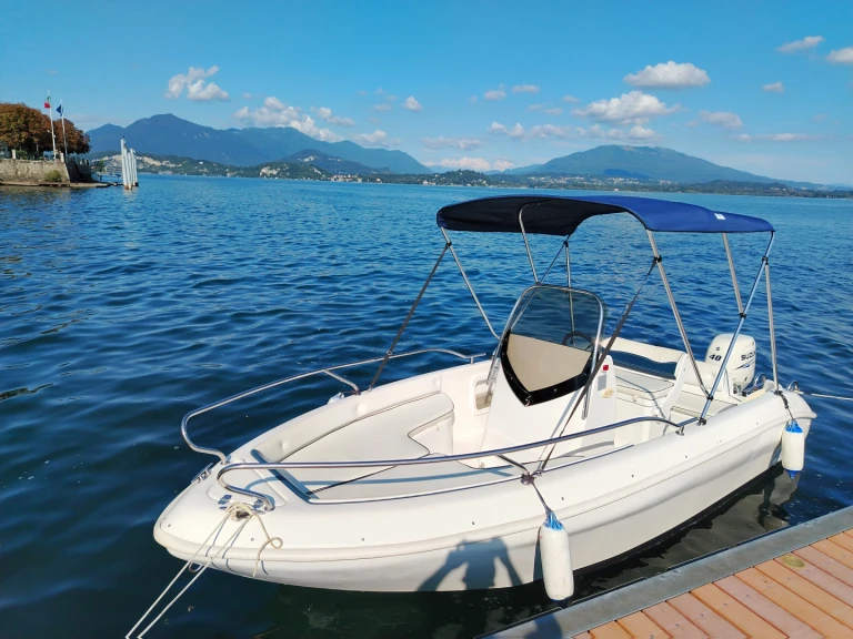Bareboat Rental Motorboat Orizzonti with a boat licence