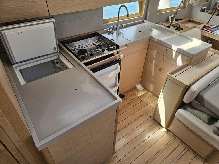 Rent a Bénéteau Oceanis 51.1 Lefkáda