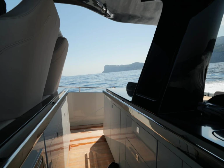 Bareboat Rental Motorboat Sacs with a boat licence