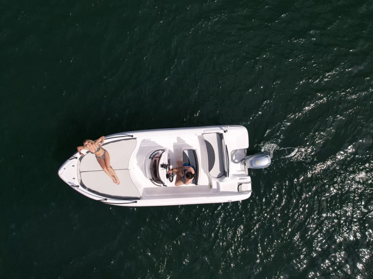 Bareboat Rental Motorboat Ranieri with a boat licence