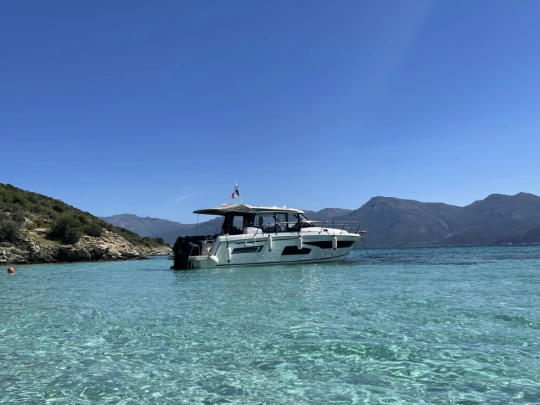 Bareboat Rental Motorboat Jeanneau with a boat licence