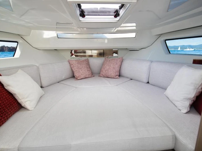 Motorboat rental in Port de Hyères (St Pierre) - Jeanneau Cap Camarat 9.0 WA