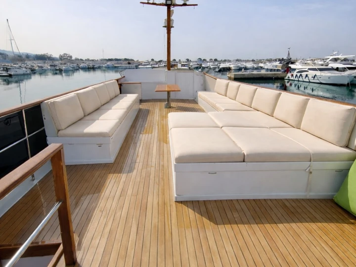 Rent a Grand Banks Grand Banks 72 Alimos