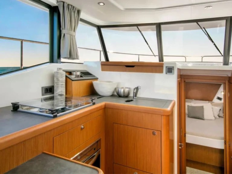 Motorboat rental with or without captain Bénéteau Zadar