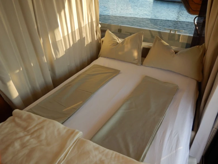 Bareboat Rental Motorboat Bénéteau with a boat licence