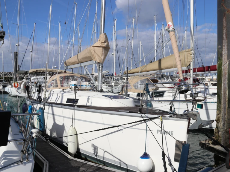 Rent a Bavaria Bavaria 32 Cruiser La Rochelle