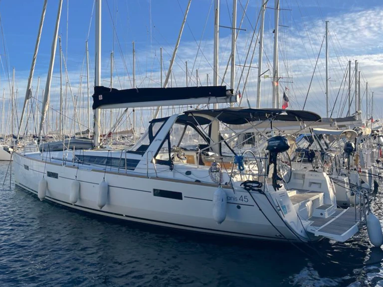 Sailboat rental in Port de Hyères (St Pierre) - Bénéteau Oceanis 45