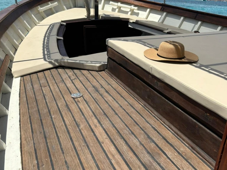 Rent a Cantiere Demeglio Gozzo Storico La Maddalena