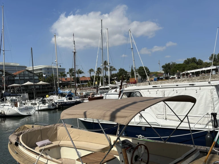 Bareboat Rental Motorboat Maril with a boat licence