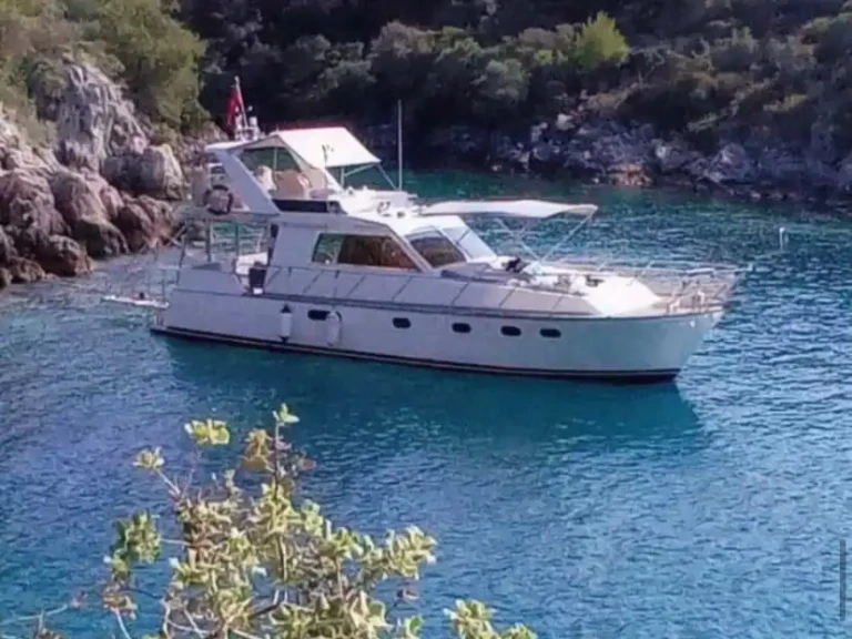 Bareboat Rental Luxury Yacht Custom with a boat licence