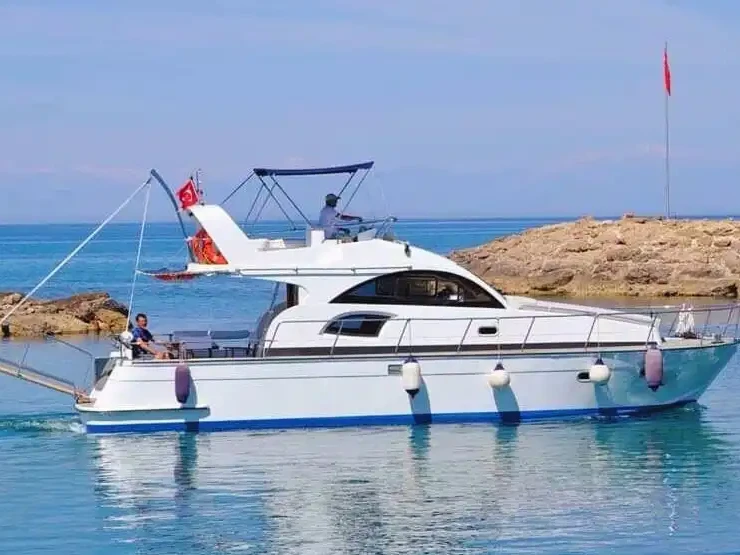 Luxury Yacht rental with or without captain Custom Side