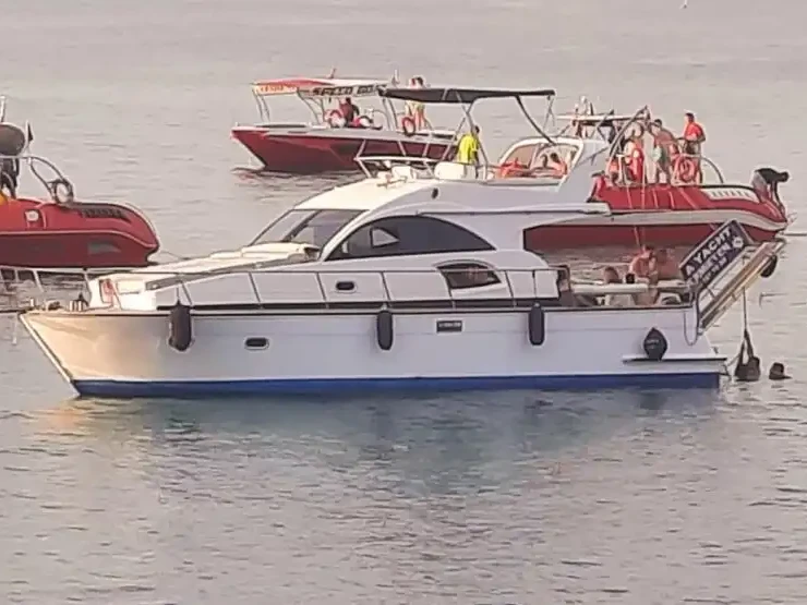 Bareboat Rental Luxury Yacht Custom with a boat licence