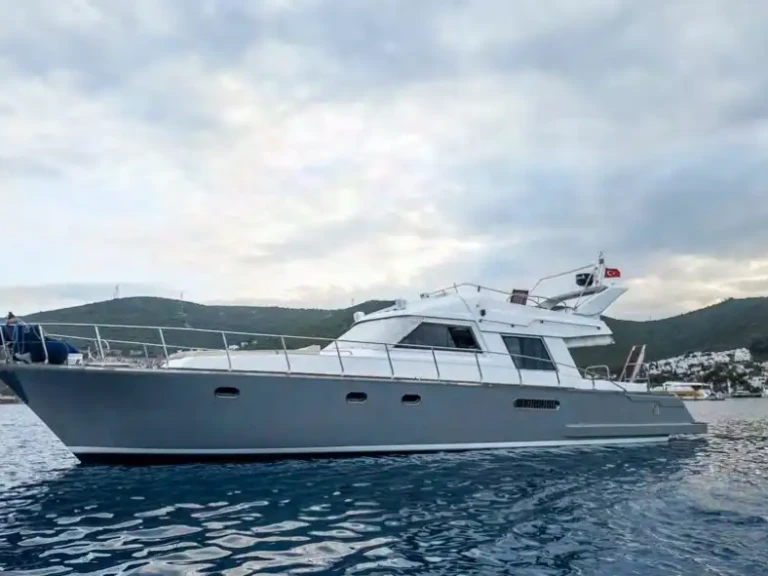 Bareboat Rental Luxury Yacht Custom with a boat licence